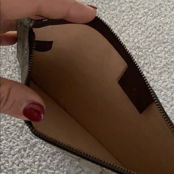 AUTHENTIC GUCCI POUCH - Picture 2 of 6